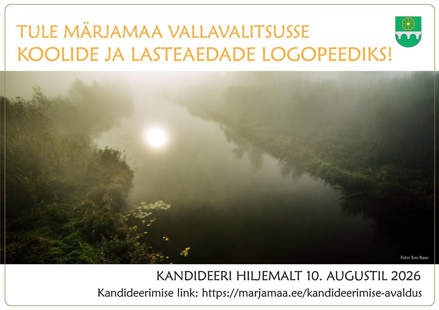 Keskel on külgedel äärest ääreni foto udusest jõest, milles peegeldub tõusev päike. Plakati ülal on kollakas tekst: TULE MÄRJAMAA VALLAVALITSUSSE KOOLIDE JA LASTEAEDADE LOGOPEEDIKS! Pildi all kandideerimise link ja tekst: Kandideeri hiljemalt 10. augustil 2026.