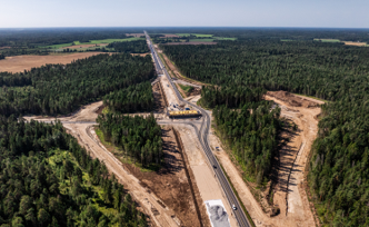 Droonipildil on näha viadukti ja kõrvalteede ehitamine.  