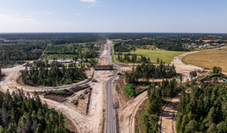 Droonipildil on viadukti ja sellele viivate haruteede ringid. 