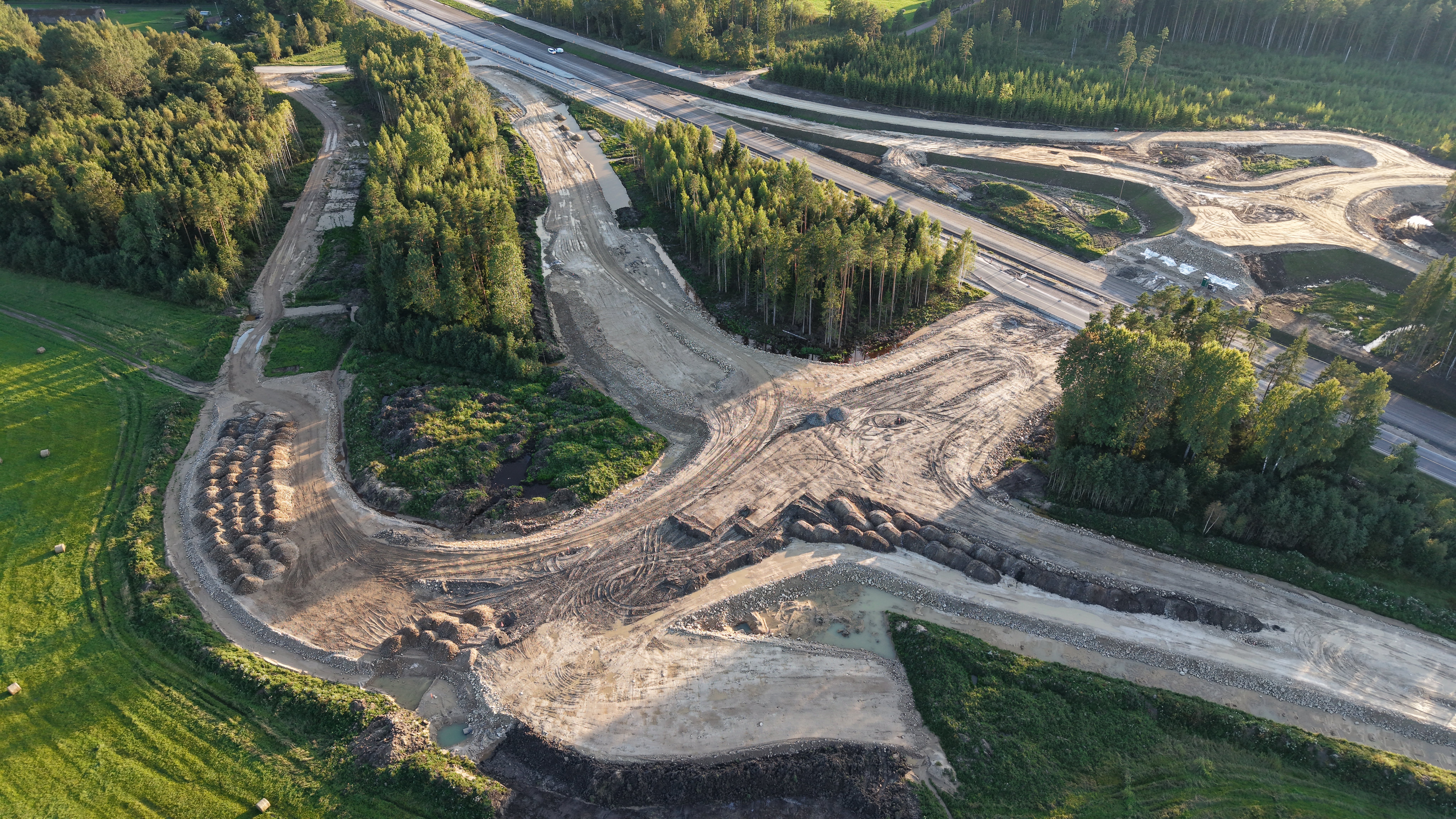Üleval paremas servas on vana kaartega kivisild, esiplaanil tulevase viadukti sambad.