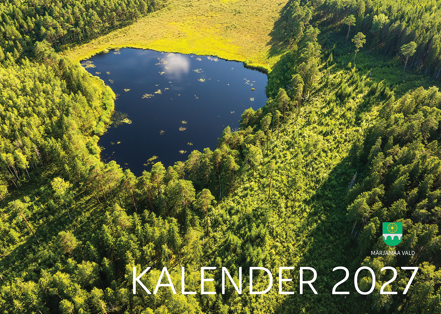Peaaegu südamekujuline järv (kui vaadata pildi paremalt küljelt), mis kolmest küljest on piirneb metsaga, ja kus peegeldub väike üksik valge pilveke. All paremal on roheline kuldse kodara ja hõbedase silla kujutisega Märjamaa valla vapp ning selle all valgete trükitähtedega KALENDER 2027.
