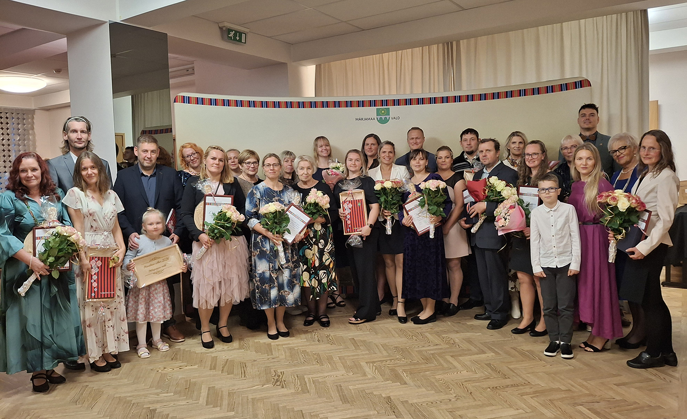 Suurel grupipildil on tänuõhtul tunnustatud. 