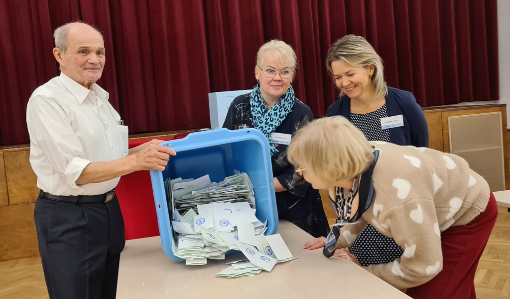 Hääletamiskast on avatud ja Märjamaa valimisjaoskond nr 1 liikmed Jüri Kapp, Terje Palm, Katrin Liiva ja Kaidi Kokk hakkavad hääli lugema. 20251019. Ene Klaus. veeb._0.jpg