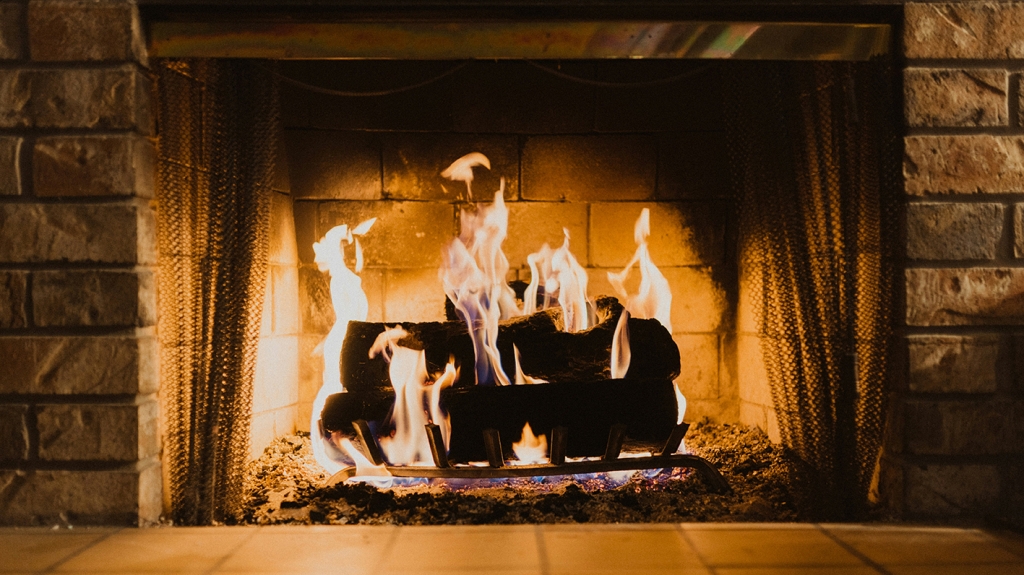 Kamin. Photo by Hayden Scott on Unsplash._0.jpg