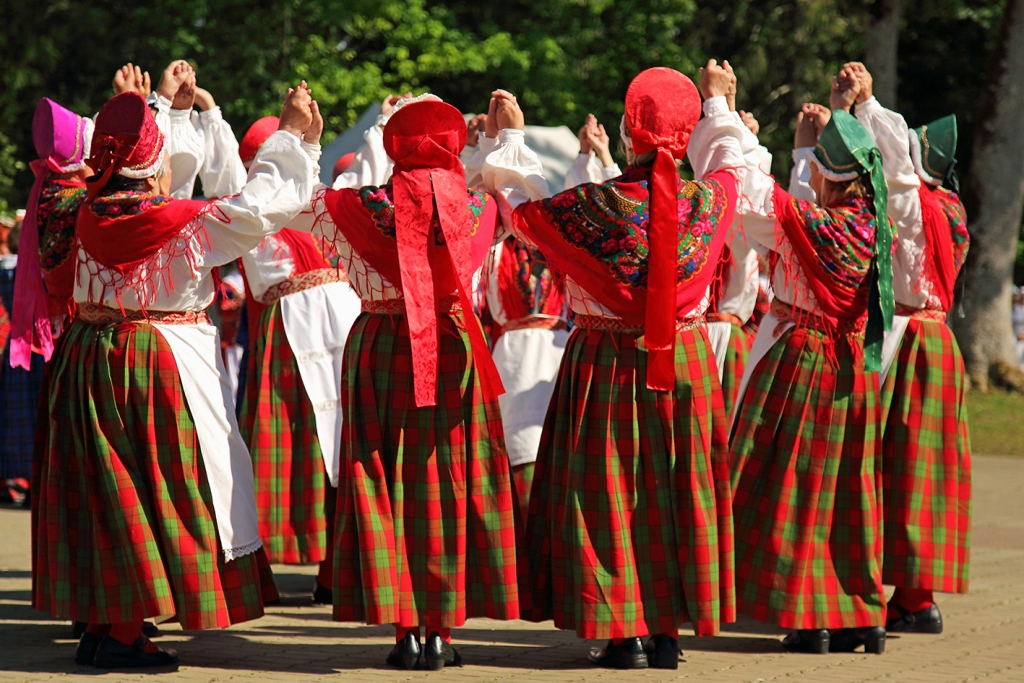 Inimene-kokkuhoidev-teotahteline-tantsurühm-Kullerkupp-memme-taadi pidu Märjamaal-02.06.24-Ingrid Tiitre._0.jpg