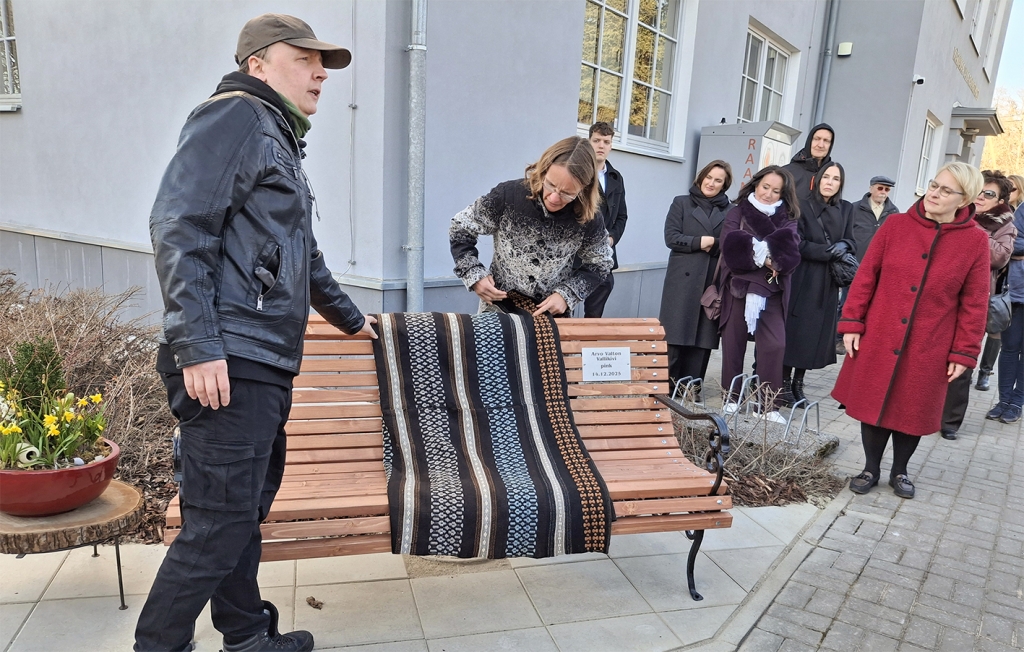 20260331. Mälestuskivilt eemaldasid katte Arvo Valtoni tütar Maarja Pild ja poeg Hando Vallikivi. 173653. Foto Reet Saar._0.jpg