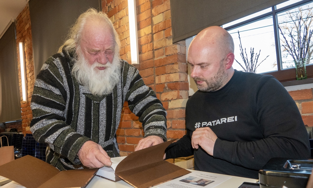 Toomas Tõnisson ja üks raamatu atoritest Martin Andreller. Foto Aare Hindremäe._0.jpg