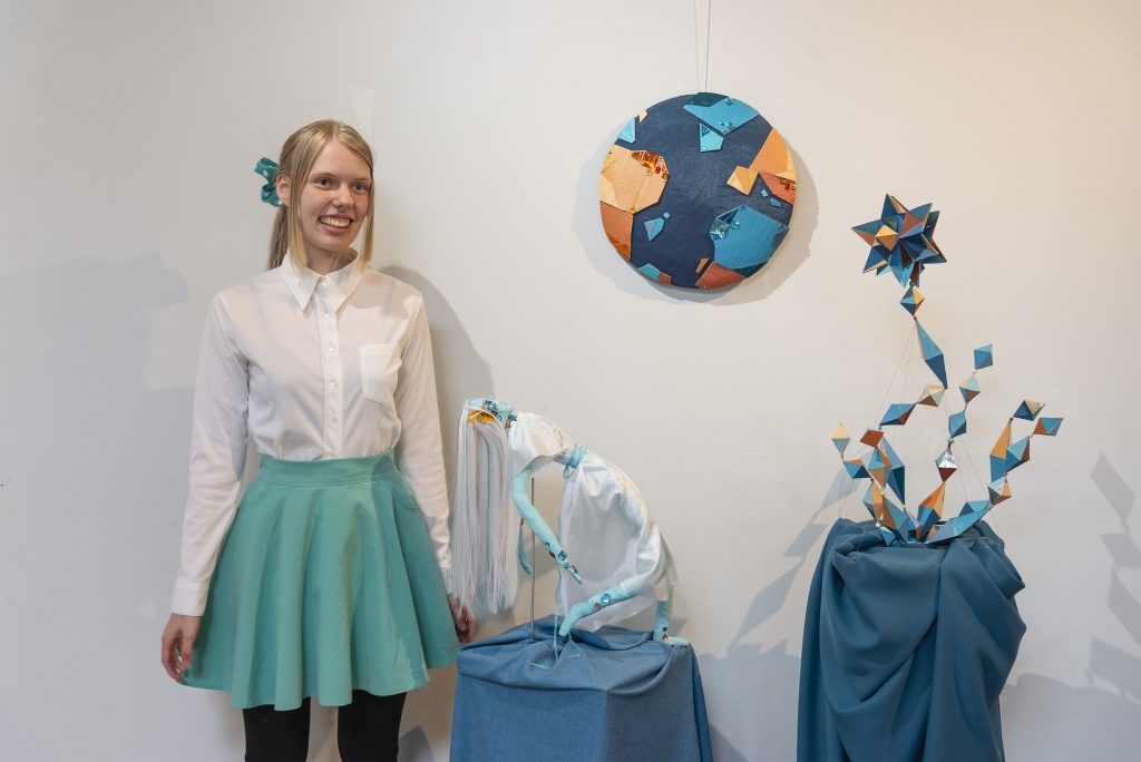 Oma lõputööd Oksüderra kaitseb Lola Liivamägi, kes lõpetas kunstikooli kiituskirjaga. Foto Anne Aaspõllu. DSC_0353. veeb._0.jpg