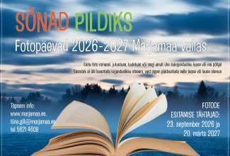 Plakat, mille põhjaks on hilisõhtune foto silmapiiril olevast tumedast metsakontuurist, mille ees põllul on udu, taevas on veidi kollakat päikeseloojangu kuma ja liikuvad tumesinised pilved. Plakatil on tekst: SÕNAD PILDIKS. Fotopäevad 2026-2027 Märjamaa vallas.