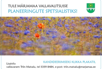 Ülal mustas kirjas: Tule Märjamaa Vallavalitsusse. Selle all helesinises kirjas: planeeringute spetsialistiks.  Teksti kõrval paremal on roheline kuldse ratta ja hõbedase sillaga Märjamaa valla vapp. Teksti all on foto sinistest rukkililledest, mille keskel õitsevad kaks punast mooni. Pildi all helesinises kirjas: kandideerimiseks klikka plakatil. Selle all mustas kirjas: Lisainfo vallavanem Triin Matsalu, tel 5359 8484, triin.matsalu@marjamaa.ee.
